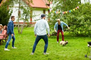 Eine französische Bulldogge beim Fußballspielen