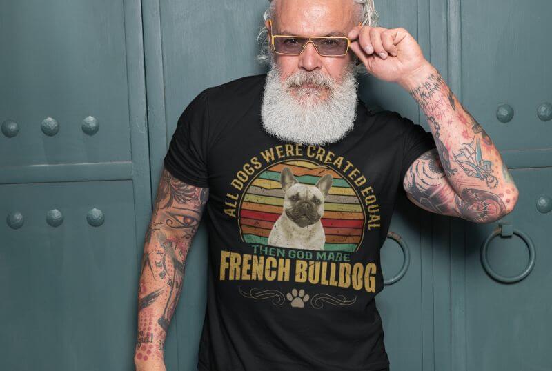 Mann mit Tattoos und Französischen Bulldoggen T-Shirt
